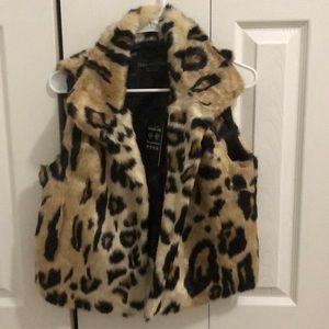 Cropped faux leopard fur vest